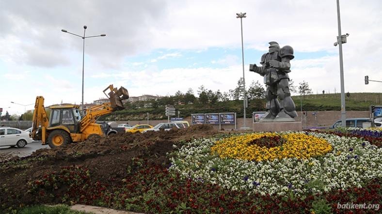 Ankara'nın yeni heykeli: "Transformers robotu..."